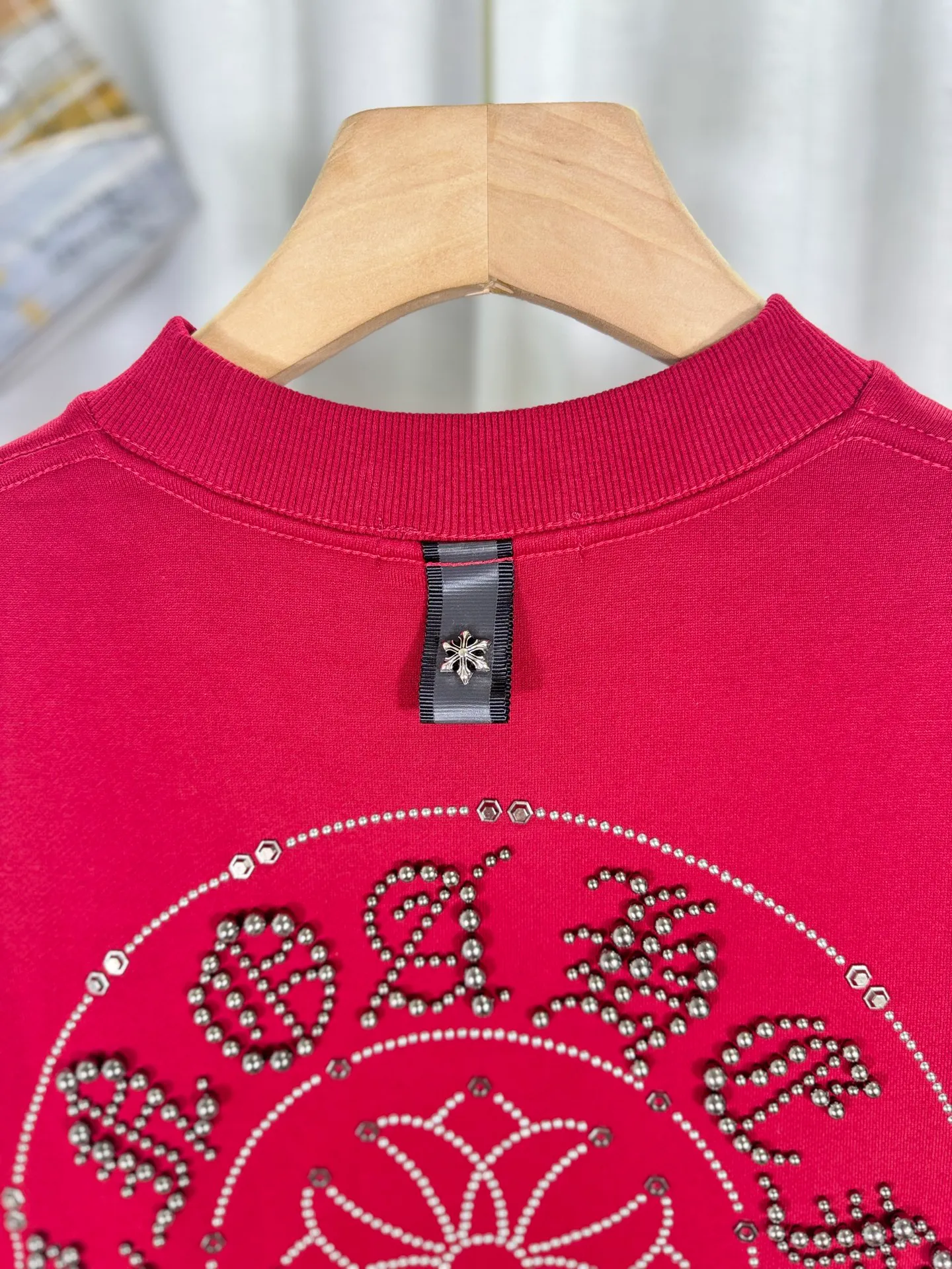 P250 top version, real shot without P, ​​different from market currency) 𝗖𝗵𝗿𝗼𝗺𝗲 𝗛𝗲𝗮𝗿𝘁𝘀/Croxin 2025 Autumn and Winter New Original Single Counter American 3D Rivets and Stickers Couple Casual Sweater 👑The highest version! Customized fabric 430g tripe terry fabric! American-style pickled and distressed original fabric, laser-burned flowers, rivets and diamonds, exquisite embroidery of letters! The best-selling model in the counter, very comfortable to wear. Accessories: original molded and authenticated collar label➕100% silk wash label. Genuine purchase-grade original hangtag➕matching hanging rope➕3D hanging beads➕original packaging bag. Craftsmanship: The original version has consistent wiring! The highest version of the armhole matching technique! Color: Red Black Size: S M L XL Style No.: 9334
